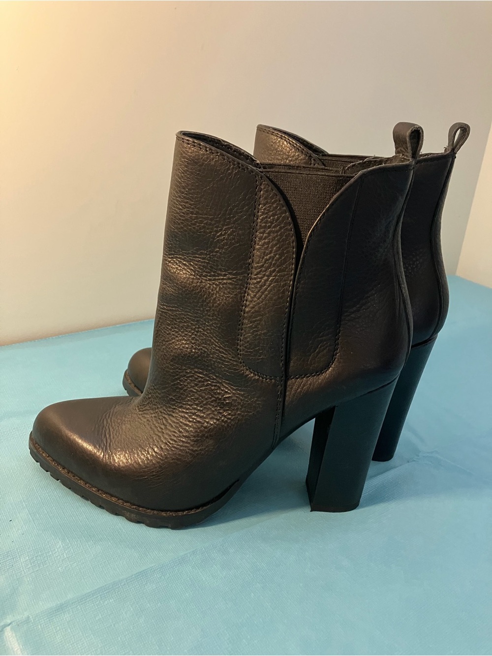 BCBG GENERATION BLACK LEATHER BOOTS SIZE 8 SLIP ON HEELS